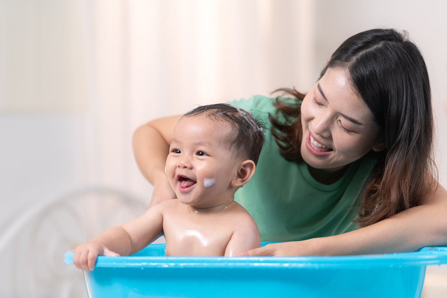 Badetid for babyer: milde formler og sådan bruges de