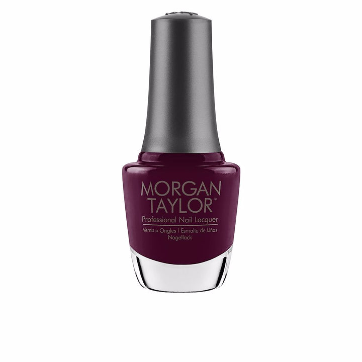 15 ml berry-coloured nail lacquer in clear glass bottle with curved brush, glossy finish