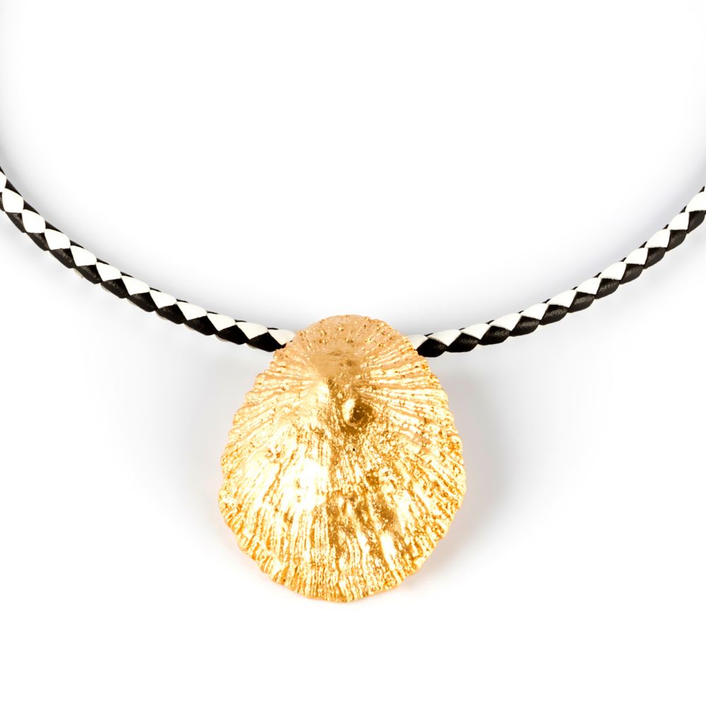 Bicolour braided leather necklace with bright gold shell pendant, 38–43 cm adjustable