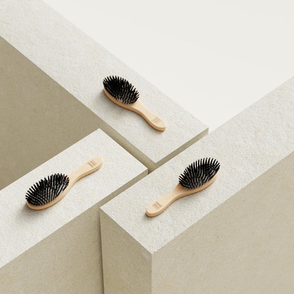Lacquered beechwood paddle brush with boar bristles and nylon pins