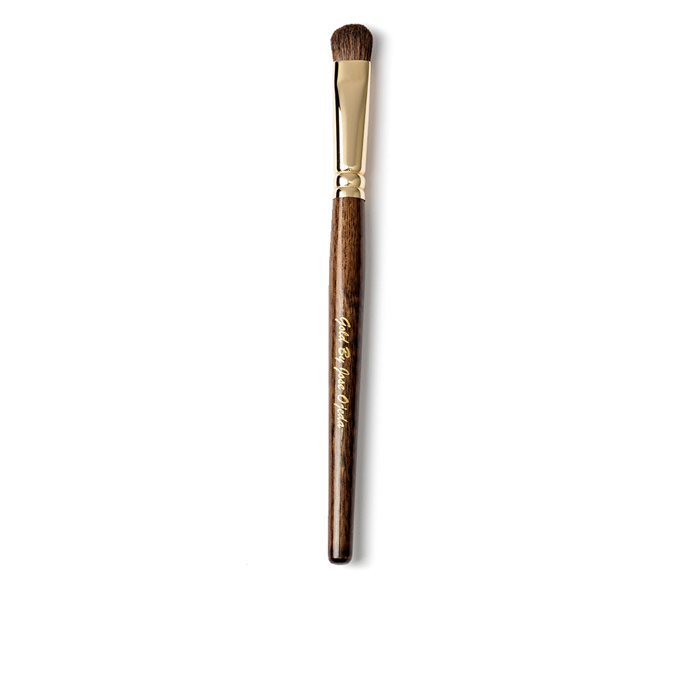 Large rounded eyeshadow brush with natural Japanese pony hair and wooden handle